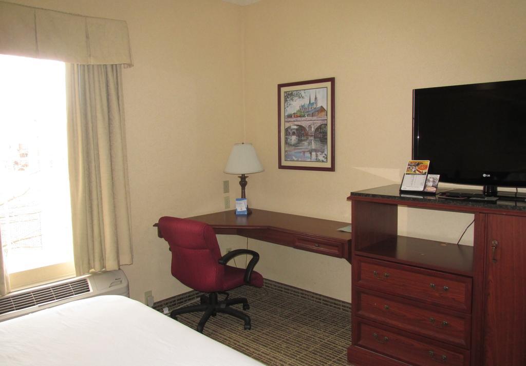 מלון Baymont By Wyndham Lafayette Airport מראה חיצוני תמונה